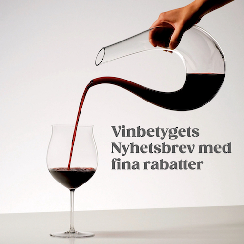 vin som hälls upp i karaff