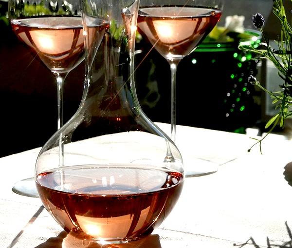 Godare rosévin i en karaff