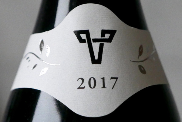 Vin med rätt årgång och betyg Vinflaska med årgång på etiketten