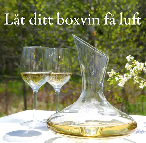 Vitt vin i box som luftas 